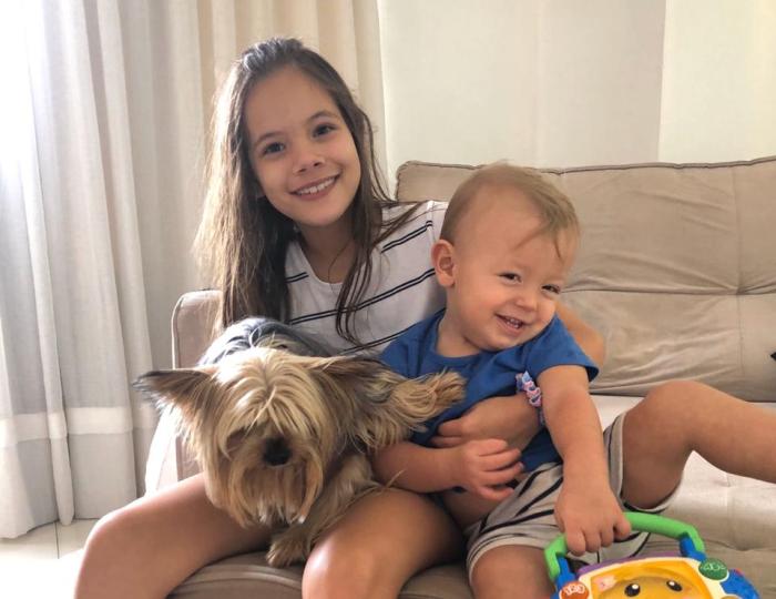 Agora, bebê é todo alegria: Olha quem está de volta ao lar