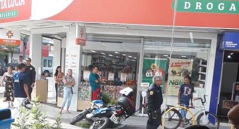 Carro bate em moto da Guarda Municipal no Centro de Linhares