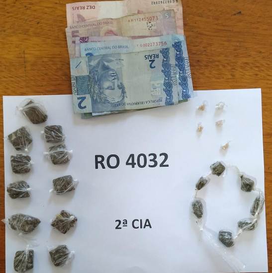 Policiais interrompem tráfico de drogas em praça de Linhares