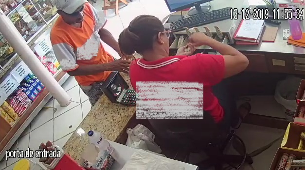 Bandido rende operadora de caixa de padaria em Linhares
