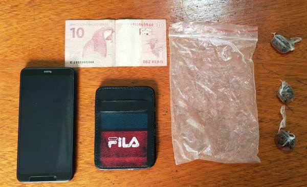 Joguei no córrego, diz infrator ao explicar sobre restante de droga que vendia à luz do dia