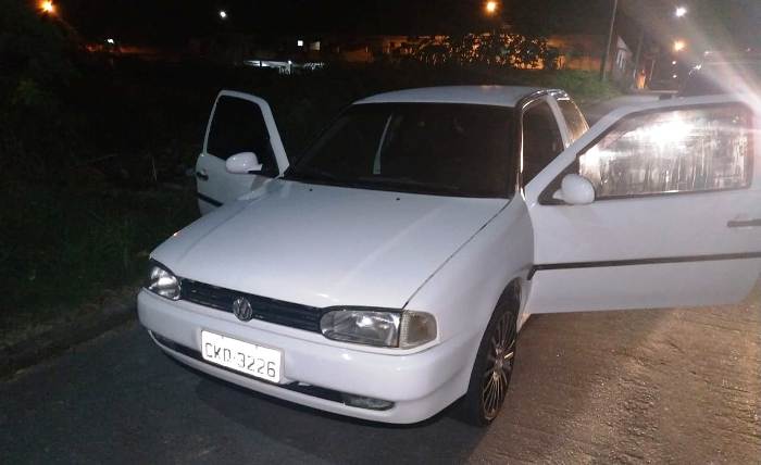 Gol é encontrado sem bateria e com droga no porta luvas, no bairro Interlagos