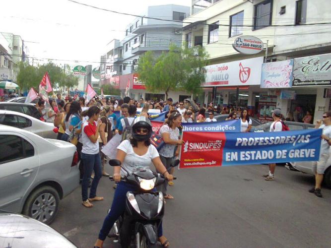 Greve: professores saem pelas ruas do Centro de Linhares