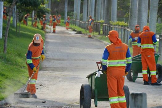 Mutirão: 70 homens limpam a Linha Verde