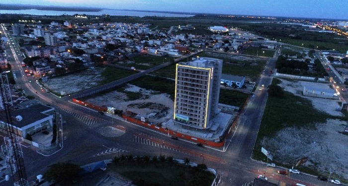 Destaque: Luzes de prédio em Linhares podem ser vistas até 5 km de distância