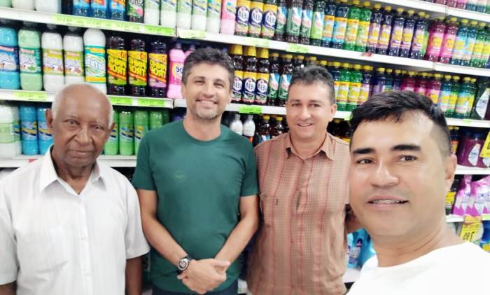 Alegria está nas coisas simples, diz PM ao reencontrar amigos de farda em supermercado