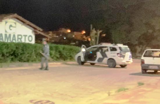 PM derruba moto com viatura, um dos suspeitos consegue escapar