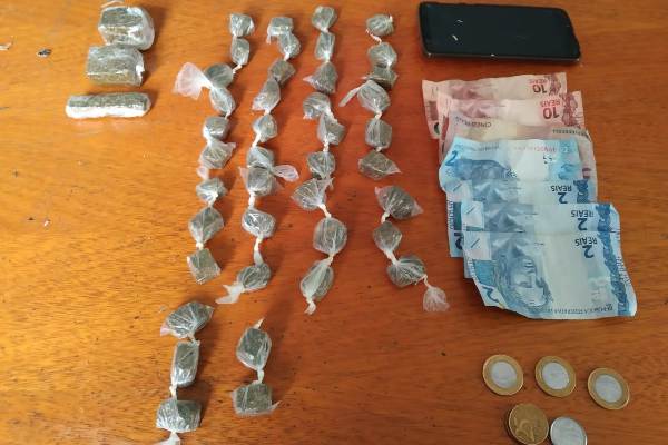 Equipe terror da bandidagem apreende maconha em buchas e pedaços no Beco da Junal