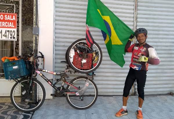 Está em Linhares: Após traição amorosa, Pedro pede conta e sai pelo mundo de bicicleta