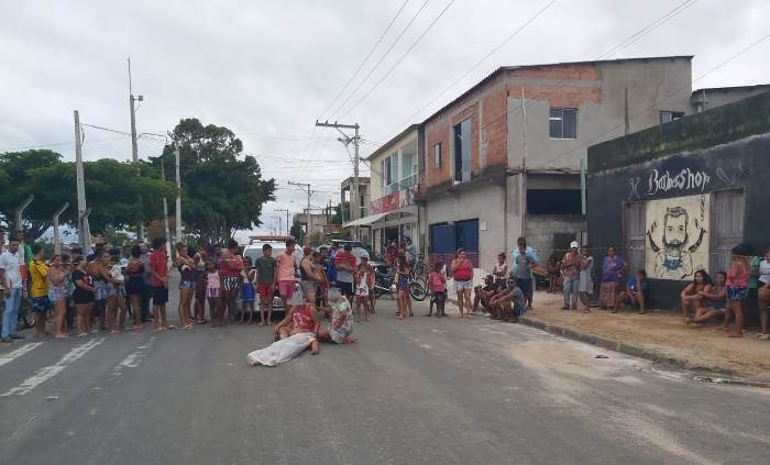 Mulher se desespera ao lado de corpo de jovem assassinado no Santa Cruz