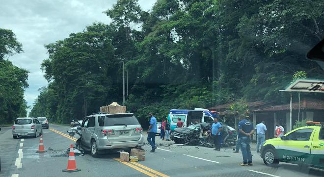 Colisão frontal na Rodovia BR-101 deixa saldo de feridos