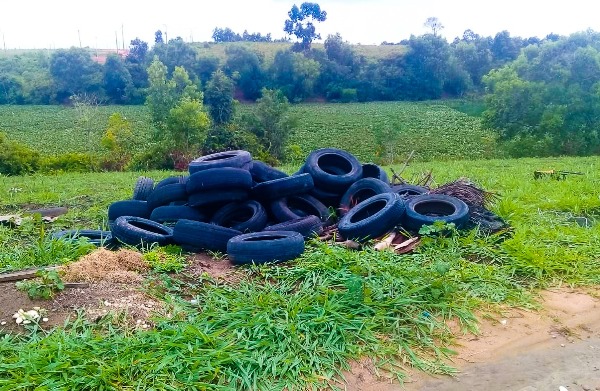 Flagra de descarte irregular de pneus no Jardim Laguna