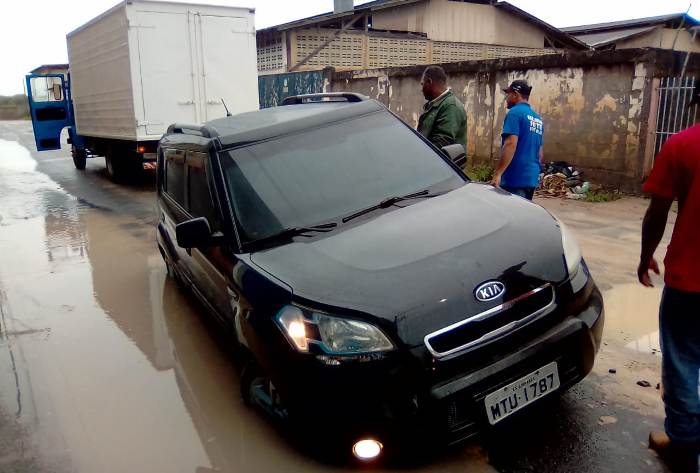 Kia e caminhão baú se envolvem em acidente na via principal do São José