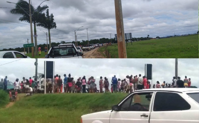 Estrada do Pontal fechada por moradores do Residencial Rio Doce