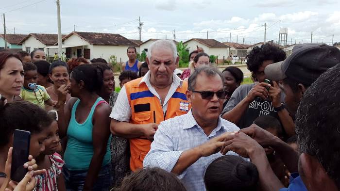 Clima tenso: Empurra-empurra entre moradores e autoridades na Estrada do Pontal