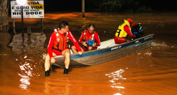 Moradores de Povoação são transportados de barcos