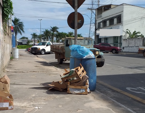 Passageiros sofrem por conta de mau cheiro em ponto de ônibus no Centro de Linhares