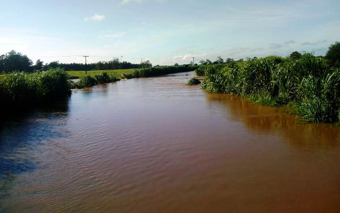 Urgente: Rio doce invade Estrada de Cacimbas. Água atravessa e veta acesso