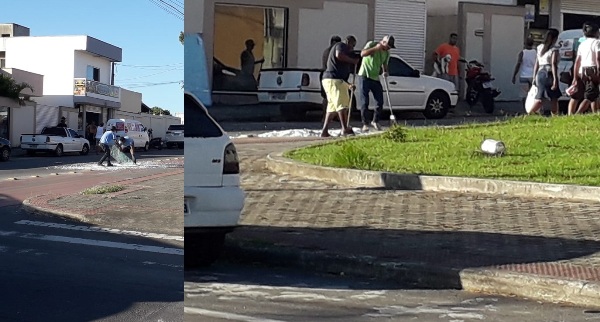 Populares ajudam na limpeza após vidro cair de carro e estilhaçar na rua em Linhares