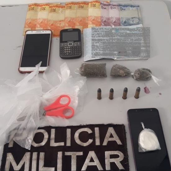 Sombras apreendem drogas e levam casal de jovens para a delegacia de Linhares