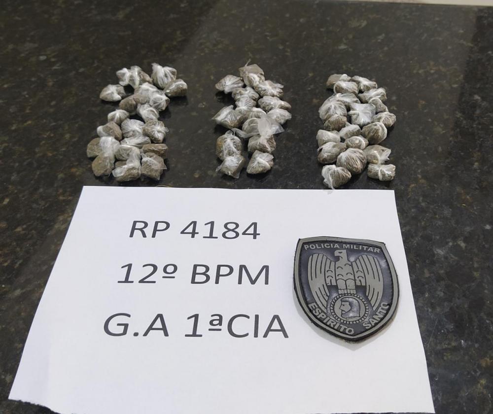 Barca Opressora: Mais de 50 buchas de maconha apreendidas perto de escola, no Juparanã