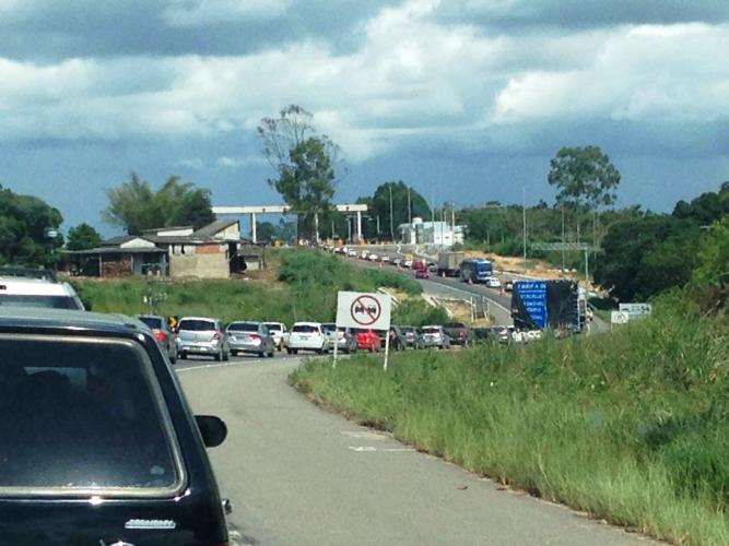 BR-101: mais de 8 KM de congestionamento em Linhares