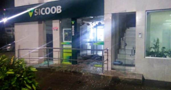 Bandidos explodem caixas eletrônicos de agência bancária