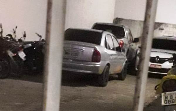 Carro furtado no Centro de Linhares é parado em blitz. Mulher é presa