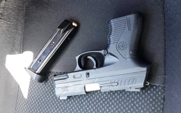 GCM fica na mira de pistola, mas desarma carona de veículo no São José