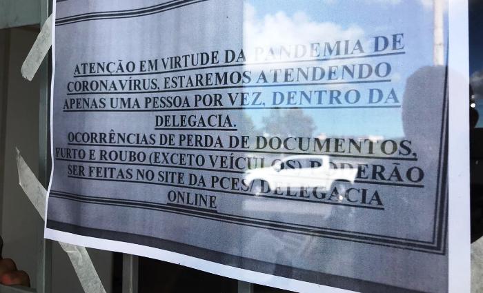 Porta fechada: 16ª Delegacia Regional atende uma pessoa por vez