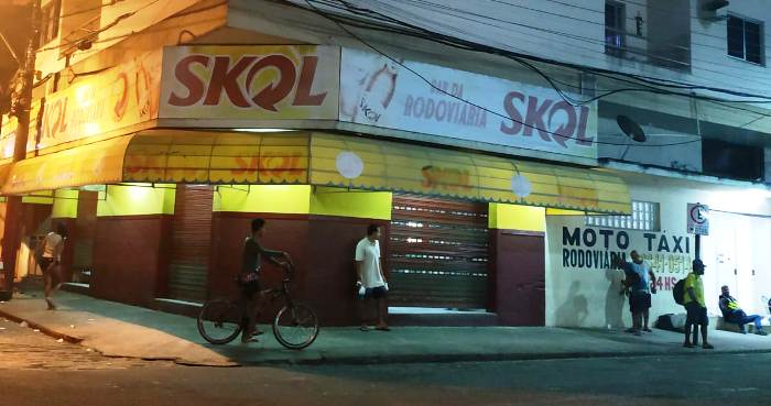 Abria 24h: Fregueses observam bar fechado no Centro de Linhares