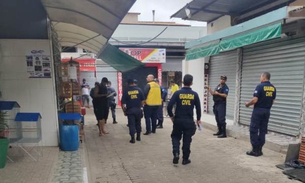 Fiscalização obriga lojas a baixarem as portas no Mercado Municipal de Linhares