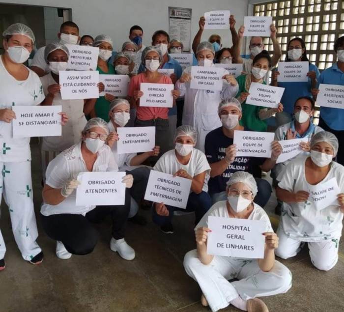Foto (e vídeo) do dia: Leia o que cada um diz no cartaz que segura na foto