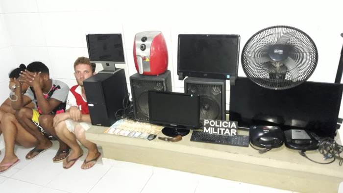 Sombra e Sombrinha recuperam produtos furtados e levam 3 indivíduos para a delegacia