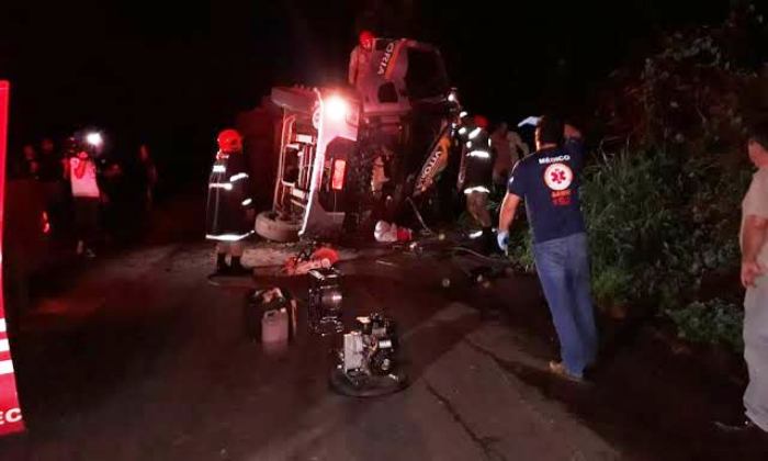 Caminhão de Linhares tomba na divisa do RJ com SP. Dois mortos