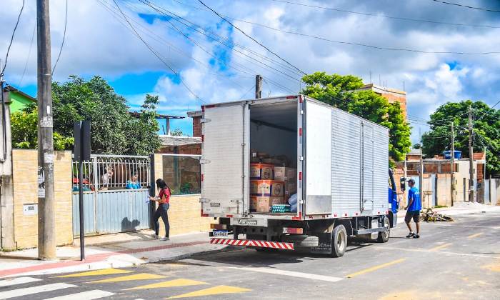 Famílias comemoram entrega de kit merenda nos bairros de Linhares