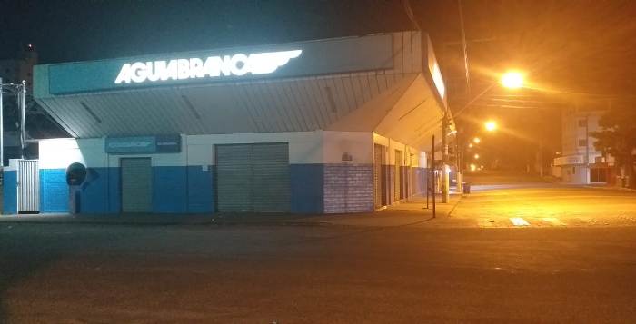 Cena da noite: Leitor estranha Rodoviária fechada no Centro de Linhares