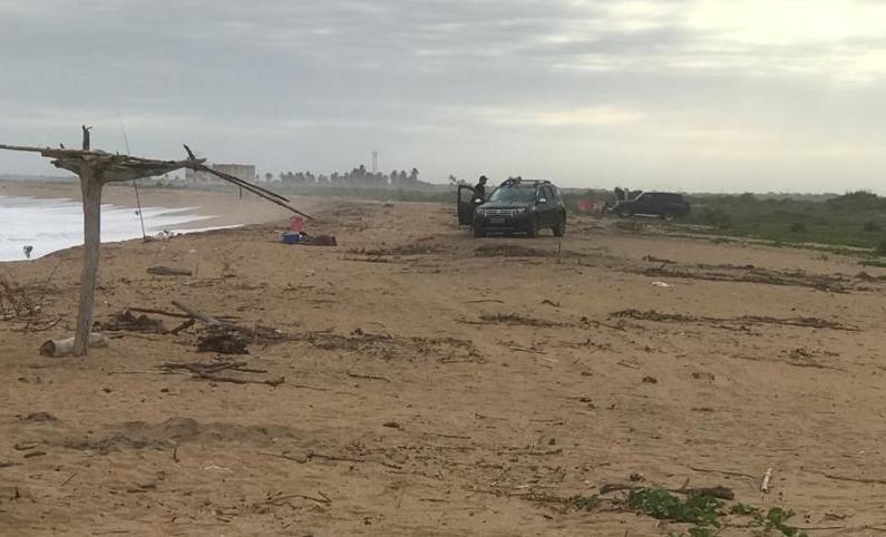 Turistas acampam na Praia de Regência, e morador reclama de risco