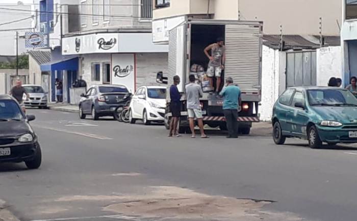 Caminhão cheio de kits merenda chama a atenção no Interlagos