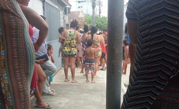 Juparanã: Moradores se aglomeram na calçada em busca do kit merenda