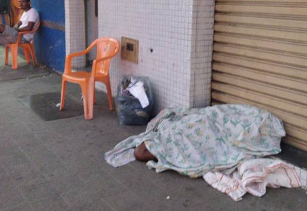 Homem morre na calçada de bar, no Centro de Linhares