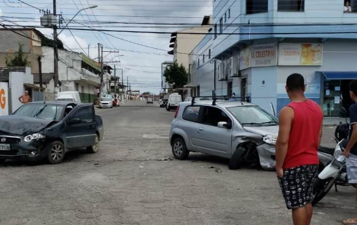 Carros colidem em esquina movimentada do bairro Conceição