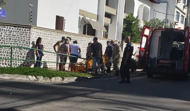 Mulher é socorrida pelo Corpo de Bombeiros após suposta queda na calçada