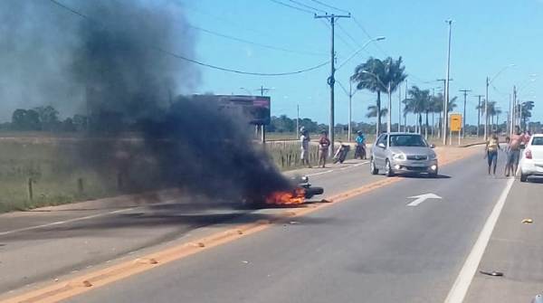 Acidente de moto com incêndio na Estrada do Pontal