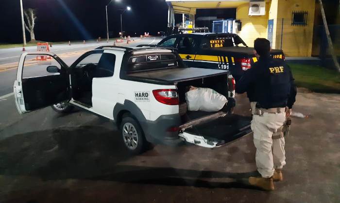 PRF de Linhares recupera carro roubado, apreende pistola e prende dois indivíduos