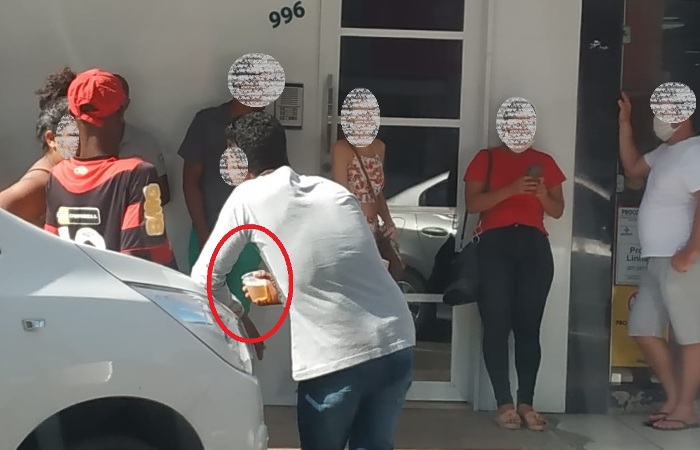 Muita espera, sol, e cerveja na fila da Caixa em Linhares