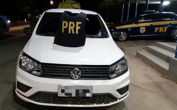 Assaltantes transformam Gol em viatura. Veículo foi recuperado pela PRF