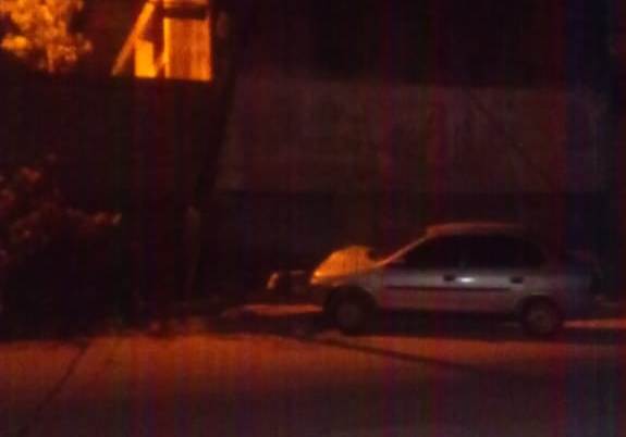Carro amanhece amassado após colidir contra poste no Aviso