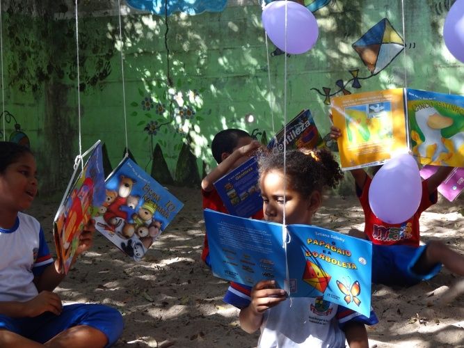 Que lindo: árvore ‘dá’ livros na escola José Modeneze, no bairro Canivete