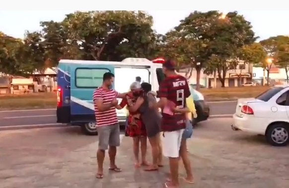 Emoção em Linhares na chegada de profissional da saúde curada de Covid-19